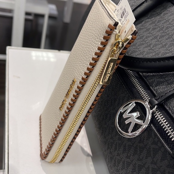 Michael Kors Jet Set Travel Large Pebble Leather Quarter-Zip Wallet
NWT - Picture 7 of 16